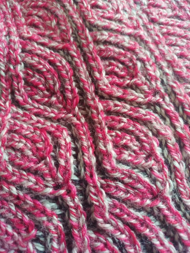 J'ai fini mon bonnet en point de brioche !

#tricot #brioche #bicolor #knitting